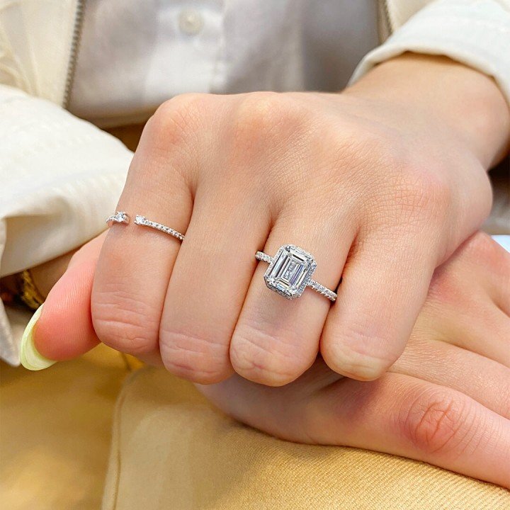 emerald and diamond ring